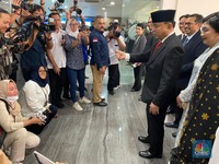 Tiba di Kominfo, Budi Arie Umbar Pose 'Heart' ala Drakor