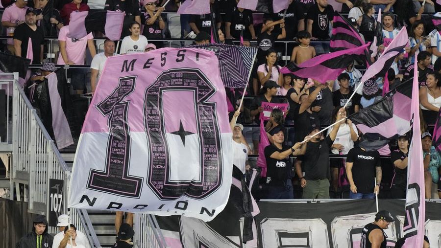 Lionel Messi dari Inter Miami, kiri tengah, memegang jersey tim barunya saat ia berpose dengan rekan pemilik tim Jorge Mas, kiri, Jose Mas, kanan kedua, dan David Beckham, kanan, saat ia diperkenalkan saat perayaan oleh tim di DRV Stadion PNK, Minggu, 16 Juli 2023, di Fort Lauderdale, Florida. (AP Photo/Rebecca Blackwell)