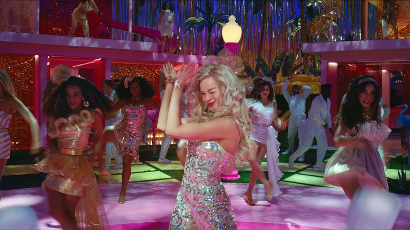 This mage released by Warner Bros. Pictures shows Ryan Gosling, left, and Margot Robbie in a scene from 