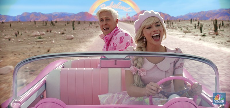 This mage released by Warner Bros. Pictures shows Ryan Gosling, left, and Margot Robbie in a scene from 