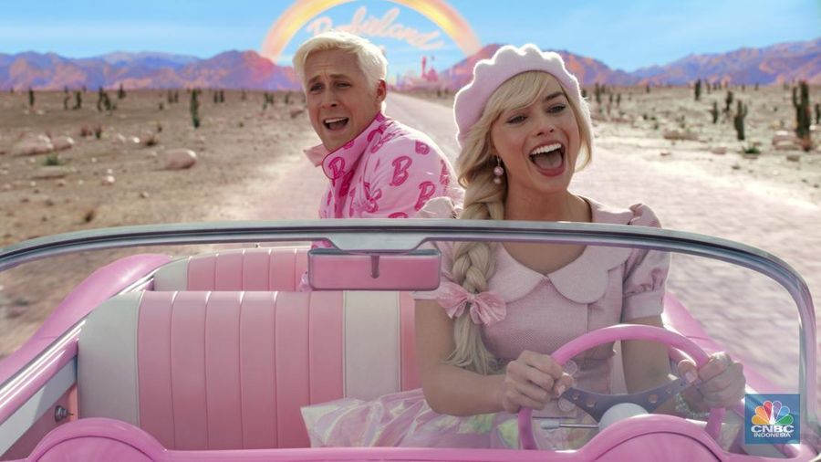 This mage released by Warner Bros. Pictures shows Ryan Gosling, left, and Margot Robbie in a scene from 