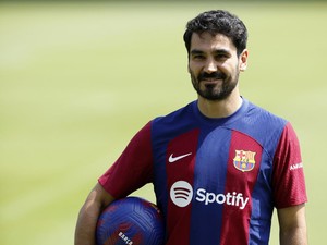 Barcelona Diledek Gara-gara Bikin Ucapan Tahun Baru Bareng Guendogan