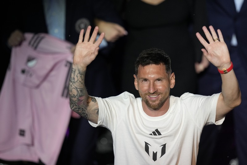 Lionel Messi dari Inter Miami, kiri tengah, memegang jersey tim barunya saat ia berpose dengan rekan pemilik tim Jorge Mas, kiri, Jose Mas, kanan kedua, dan David Beckham, kanan, saat ia diperkenalkan saat perayaan oleh tim di DRV Stadion PNK, Minggu, 16 Juli 2023, di Fort Lauderdale, Florida. (AP Photo/Rebecca Blackwell)