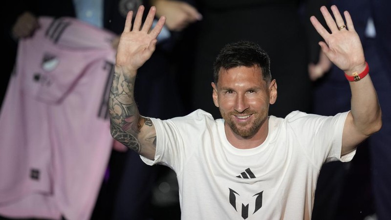 Lionel Messi dari Inter Miami, kiri tengah, memegang jersey tim barunya saat ia berpose dengan rekan pemilik tim Jorge Mas, kiri, Jose Mas, kanan kedua, dan David Beckham, kanan, saat ia diperkenalkan saat perayaan oleh tim di DRV Stadion PNK, Minggu, 16 Juli 2023, di Fort Lauderdale, Florida. (AP Photo/Rebecca Blackwell)