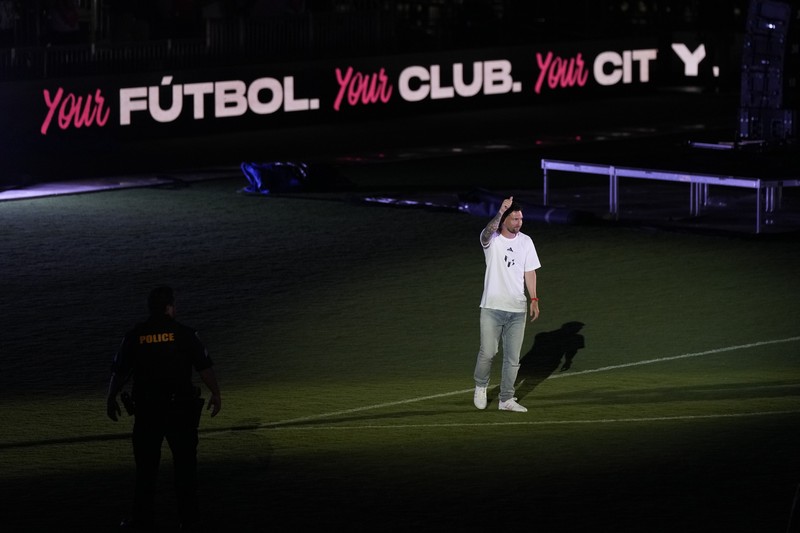 Lionel Messi dari Inter Miami, kiri tengah, memegang jersey tim barunya saat ia berpose dengan rekan pemilik tim Jorge Mas, kiri, Jose Mas, kanan kedua, dan David Beckham, kanan, saat ia diperkenalkan saat perayaan oleh tim di DRV Stadion PNK, Minggu, 16 Juli 2023, di Fort Lauderdale, Florida. Lionel Messi dari Inter Miami, kiri tengah, memegang jersey tim barunya saat ia berpose dengan rekan pemilik tim Jorge Mas, kiri, Jose Mas, kanan kedua, dan David Beckham, kanan, saat ia diperkenalkan saat perayaan oleh tim di DRV Stadion PNK, Minggu, 16 Juli 2023, di Fort Lauderdale, Florida. (AP Photo/Rebecca Blackwell)