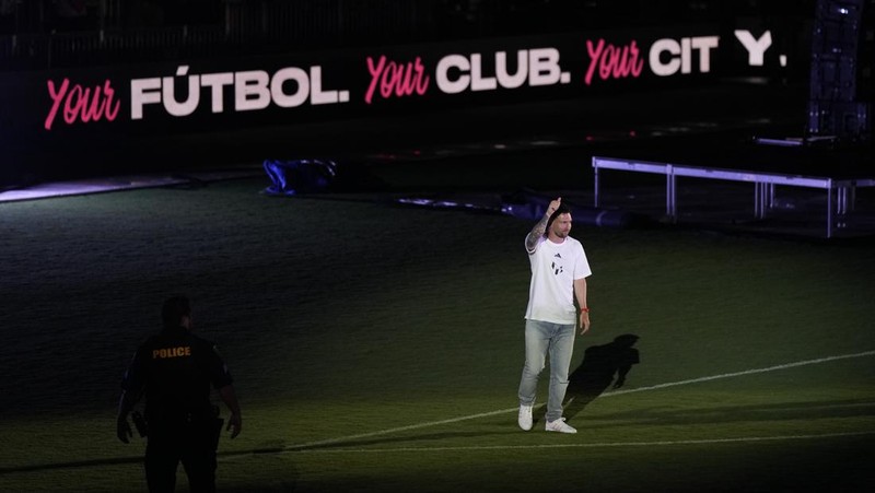 Lionel Messi dari Inter Miami, kiri tengah, memegang jersey tim barunya saat ia berpose dengan rekan pemilik tim Jorge Mas, kiri, Jose Mas, kanan kedua, dan David Beckham, kanan, saat ia diperkenalkan saat perayaan oleh tim di DRV Stadion PNK, Minggu, 16 Juli 2023, di Fort Lauderdale, Florida. (AP Photo/Rebecca Blackwell)