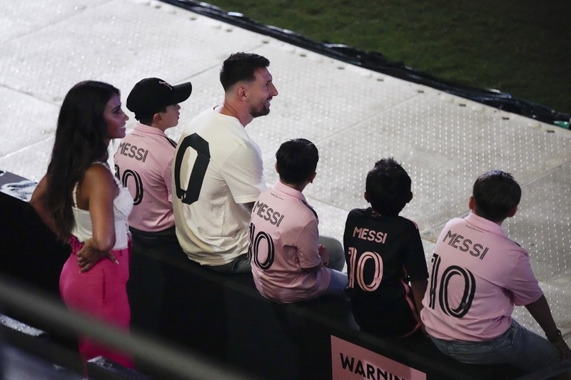 Lionel Messi dari Inter Miami, kiri tengah, memegang jersey tim barunya saat ia berpose dengan rekan pemilik tim Jorge Mas, kiri, Jose Mas, kanan kedua, dan David Beckham, kanan, saat ia diperkenalkan saat perayaan oleh tim di DRV Stadion PNK, Minggu, 16 Juli 2023, di Fort Lauderdale, Florida. (AP Photo/Rebecca Blackwell)