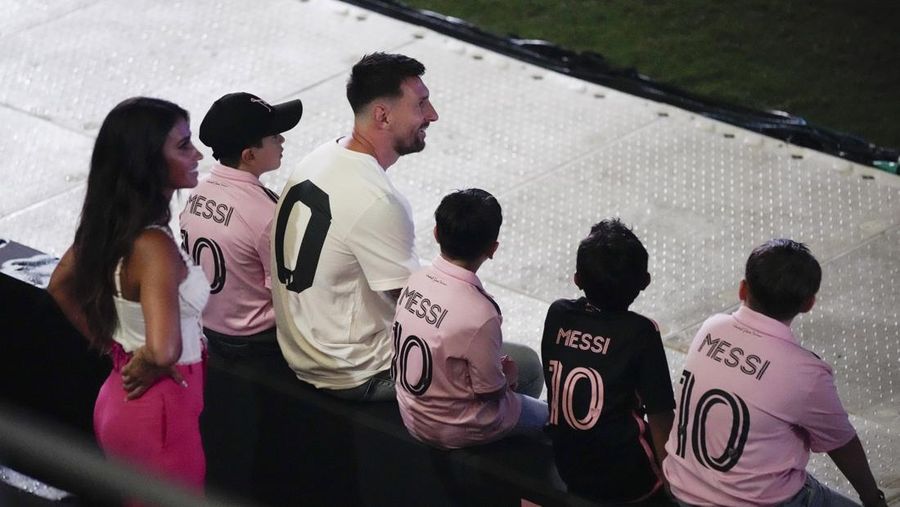 Lionel Messi dari Inter Miami, kiri tengah, memegang jersey tim barunya saat ia berpose dengan rekan pemilik tim Jorge Mas, kiri, Jose Mas, kanan kedua, dan David Beckham, kanan, saat ia diperkenalkan saat perayaan oleh tim di DRV Stadion PNK, Minggu, 16 Juli 2023, di Fort Lauderdale, Florida. (AP Photo/Rebecca Blackwell)