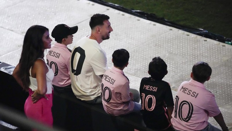 Lionel Messi dari Inter Miami, kiri tengah, memegang jersey tim barunya saat ia berpose dengan rekan pemilik tim Jorge Mas, kiri, Jose Mas, kanan kedua, dan David Beckham, kanan, saat ia diperkenalkan saat perayaan oleh tim di DRV Stadion PNK, Minggu, 16 Juli 2023, di Fort Lauderdale, Florida. (AP Photo/Rebecca Blackwell)