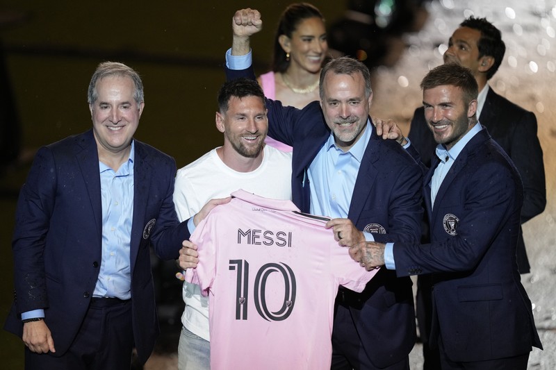 Lionel Messi dari Inter Miami, kiri tengah, memegang jersey tim barunya saat ia berpose dengan rekan pemilik tim Jorge Mas, kiri, Jose Mas, kanan kedua, dan David Beckham, kanan, saat ia diperkenalkan saat perayaan oleh tim di DRV Stadion PNK, Minggu, 16 Juli 2023, di Fort Lauderdale, Florida. Lionel Messi dari Inter Miami, kiri tengah, memegang jersey tim barunya saat ia berpose dengan rekan pemilik tim Jorge Mas, kiri, Jose Mas, kanan kedua, dan David Beckham, kanan, saat ia diperkenalkan saat perayaan oleh tim di DRV Stadion PNK, Minggu, 16 Juli 2023, di Fort Lauderdale, Florida. (AP Photo/Rebecca Blackwell)
