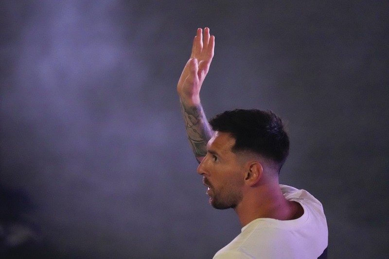 Lionel Messi dari Inter Miami, kiri tengah, memegang jersey tim barunya saat ia berpose dengan rekan pemilik tim Jorge Mas, kiri, Jose Mas, kanan kedua, dan David Beckham, kanan, saat ia diperkenalkan saat perayaan oleh tim di DRV Stadion PNK, Minggu, 16 Juli 2023, di Fort Lauderdale, Florida. Lionel Messi dari Inter Miami, kiri tengah, memegang jersey tim barunya saat ia berpose dengan rekan pemilik tim Jorge Mas, kiri, Jose Mas, kanan kedua, dan David Beckham, kanan, saat ia diperkenalkan saat perayaan oleh tim di DRV Stadion PNK, Minggu, 16 Juli 2023, di Fort Lauderdale, Florida. (AP Photo/Rebecca Blackwell)
