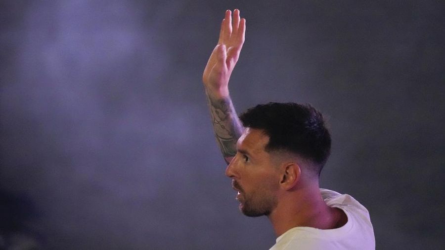 Lionel Messi dari Inter Miami, kiri tengah, memegang jersey tim barunya saat ia berpose dengan rekan pemilik tim Jorge Mas, kiri, Jose Mas, kanan kedua, dan David Beckham, kanan, saat ia diperkenalkan saat perayaan oleh tim di DRV Stadion PNK, Minggu, 16 Juli 2023, di Fort Lauderdale, Florida. (AP Photo/Rebecca Blackwell)