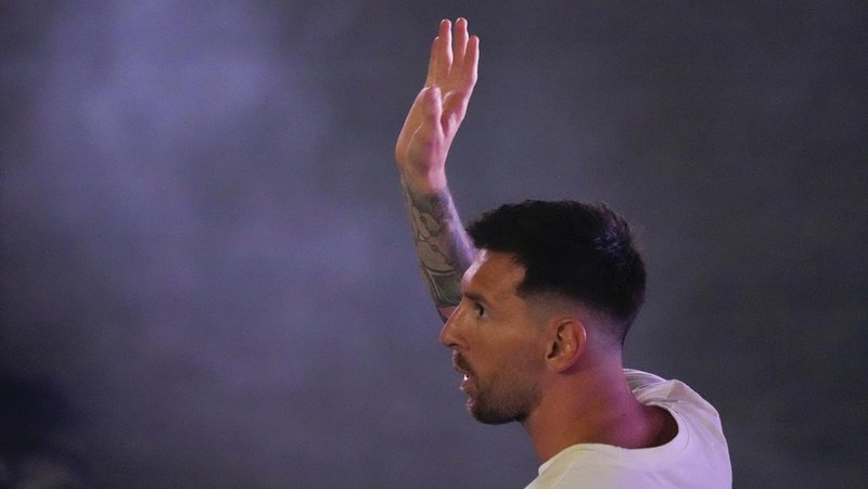 Lionel Messi dari Inter Miami, kiri tengah, memegang jersey tim barunya saat ia berpose dengan rekan pemilik tim Jorge Mas, kiri, Jose Mas, kanan kedua, dan David Beckham, kanan, saat ia diperkenalkan saat perayaan oleh tim di DRV Stadion PNK, Minggu, 16 Juli 2023, di Fort Lauderdale, Florida. (AP Photo/Rebecca Blackwell)