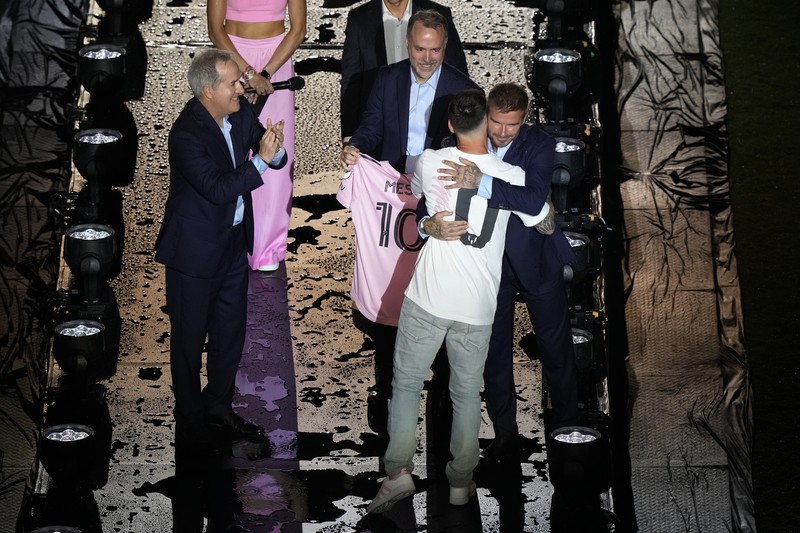 Lionel Messi dari Inter Miami, kiri tengah, memegang jersey tim barunya saat ia berpose dengan rekan pemilik tim Jorge Mas, kiri, Jose Mas, kanan kedua, dan David Beckham, kanan, saat ia diperkenalkan saat perayaan oleh tim di DRV Stadion PNK, Minggu, 16 Juli 2023, di Fort Lauderdale, Florida. Lionel Messi dari Inter Miami, kiri tengah, memegang jersey tim barunya saat ia berpose dengan rekan pemilik tim Jorge Mas, kiri, Jose Mas, kanan kedua, dan David Beckham, kanan, saat ia diperkenalkan saat perayaan oleh tim di DRV Stadion PNK, Minggu, 16 Juli 2023, di Fort Lauderdale, Florida. (AP Photo/Rebecca Blackwell)