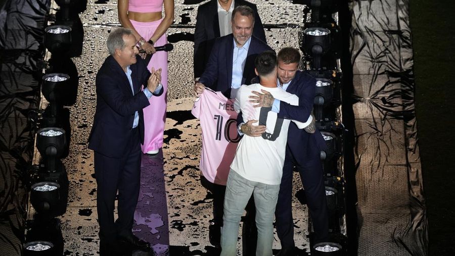 Lionel Messi dari Inter Miami, kiri tengah, memegang jersey tim barunya saat ia berpose dengan rekan pemilik tim Jorge Mas, kiri, Jose Mas, kanan kedua, dan David Beckham, kanan, saat ia diperkenalkan saat perayaan oleh tim di DRV Stadion PNK, Minggu, 16 Juli 2023, di Fort Lauderdale, Florida. (AP Photo/Rebecca Blackwell)