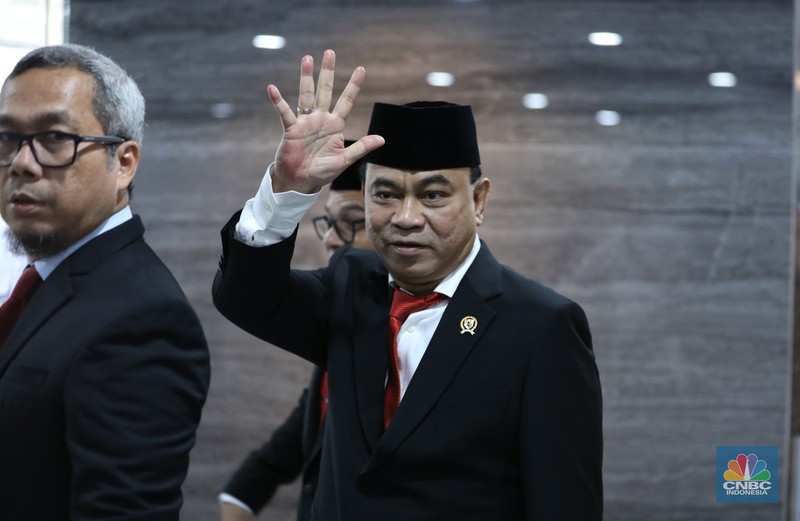 Menkominfo Budi Arie Setiadi menyapa wartawan di lobby utama Gedung Kementerian Komunikasi dan Informatika (Kominfo) di Jakarta, Senin (17/7/2023). (CNBC Indonesia/Tri Susilo) Menkominfo Budi Arie Setiadi menyapa wartawan di lobby utama Gedung Kementerian Komunikasi dan Informatika (Kominfo) di Jakarta, Senin (17/7/2023). (CNBC Indonesia/Tri Susilo)