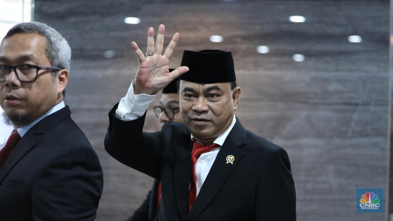 Menkominfo Budi Arie Setiadi menyapa wartawan di lobby utama Gedung Kementerian Komunikasi dan Informatika (Kominfo) di Jakarta, Senin (17/7/2023). (CNBC Indonesia/Tri Susilo)