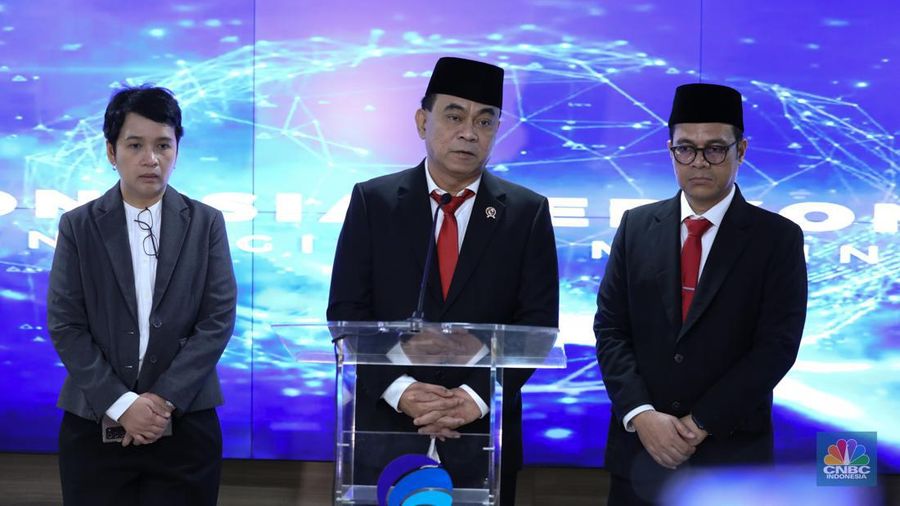 Menkominfo Budi Arie Setiadi menyapa wartawan di lobby utama Gedung Kementerian Komunikasi dan Informatika (Kominfo) di Jakarta, Senin (17/7/2023). (CNBC Indonesia/Tri Susilo)