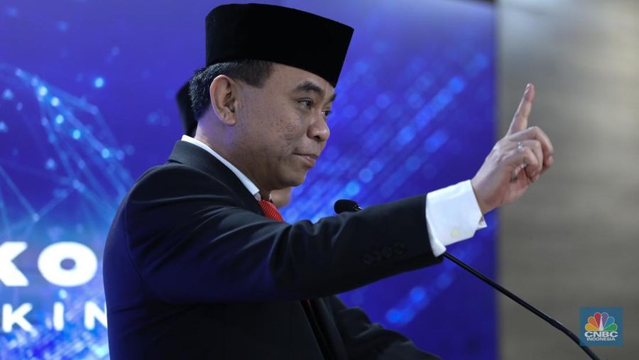 Menkominfo Budi Arie Setiadi menyapa wartawan di lobby utama Gedung Kementerian Komunikasi dan Informatika (Kominfo) di Jakarta, Senin (17/7/2023). (CNBC Indonesia/Tri Susilo)