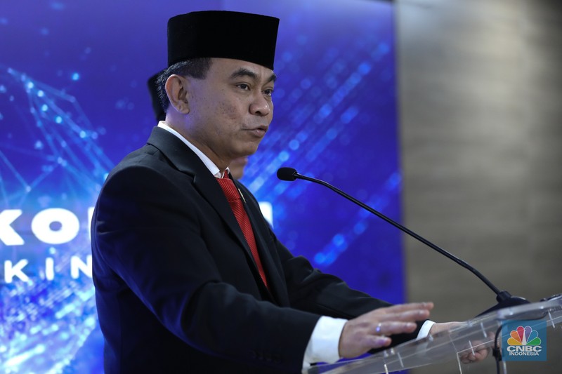 Menkominfo Budi Arie Setiadi menyapa wartawan di lobby utama Gedung Kementerian Komunikasi dan Informatika (Kominfo) di Jakarta, Senin (17/7/2023). (CNBC Indonesia/Tri Susilo) Menkominfo Budi Arie Setiadi menyapa wartawan di lobby utama Gedung Kementerian Komunikasi dan Informatika (Kominfo) di Jakarta, Senin (17/7/2023). (CNBC Indonesia/Tri Susilo)