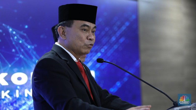 Menkominfo Budi Arie Setiadi menyapa wartawan di lobby utama Gedung Kementerian Komunikasi dan Informatika (Kominfo) di Jakarta, Senin (17/7/2023). (CNBC Indonesia/Tri Susilo)