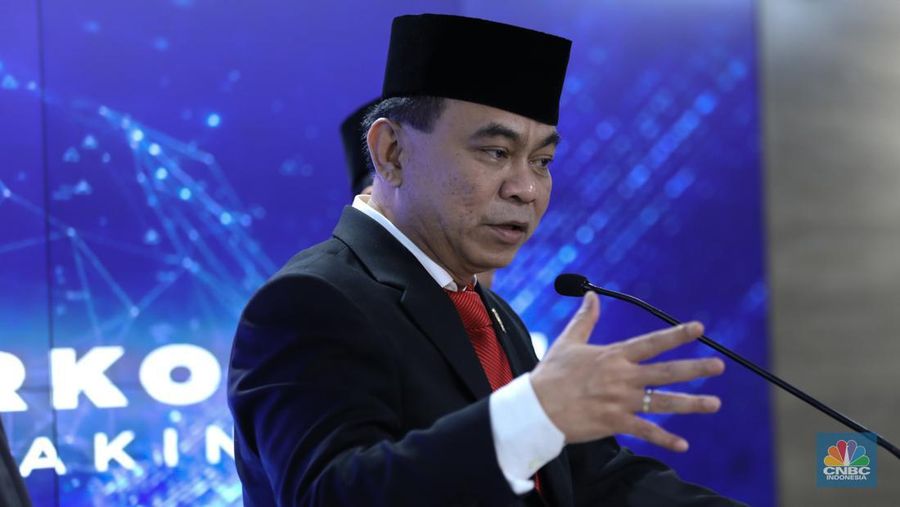 Menkominfo Budi Arie Setiadi menyapa wartawan di lobby utama Gedung Kementerian Komunikasi dan Informatika (Kominfo) di Jakarta, Senin (17/7/2023). (CNBC Indonesia/Tri Susilo)