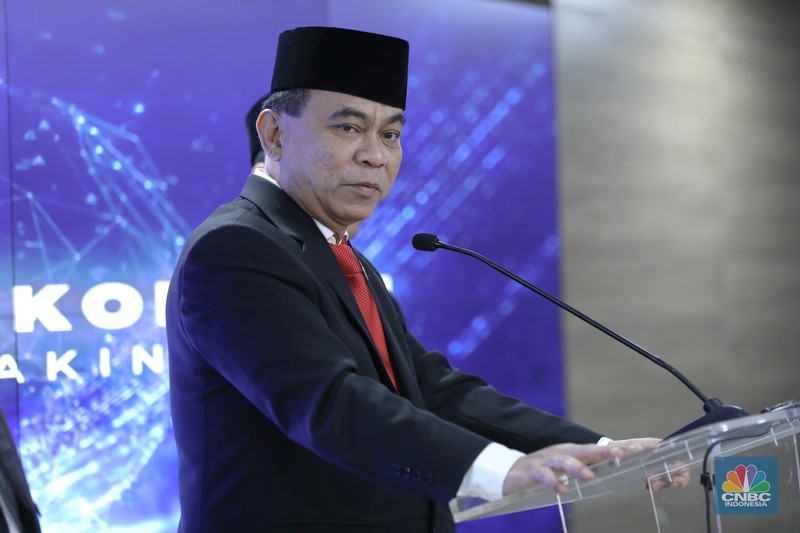 Menkominfo Budi Arie Setiadi menyapa wartawan di lobby utama Gedung Kementerian Komunikasi dan Informatika (Kominfo) di Jakarta, Senin (17/7/2023). (CNBC Indonesia/Tri Susilo)