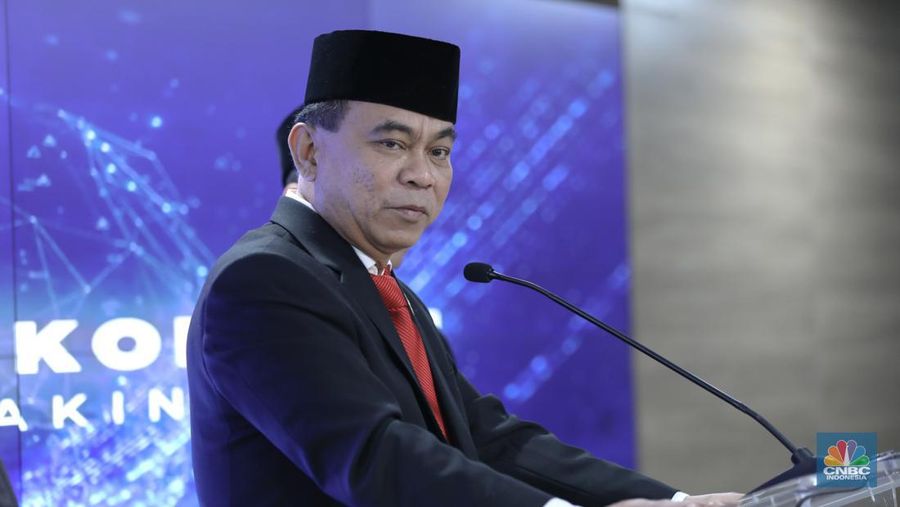 Menkominfo Budi Arie Setiadi menyapa wartawan di lobby utama Gedung Kementerian Komunikasi dan Informatika (Kominfo) di Jakarta, Senin (17/7/2023). (CNBC Indonesia/Tri Susilo)