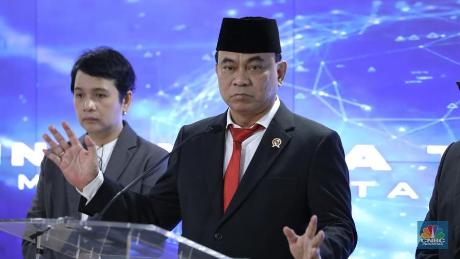 Menkominfo Budi Arie Setiadi menyapa wartawan di lobby utama Gedung Kementerian Komunikasi dan Informatika (Kominfo) di Jakarta, Senin (17/7/2023). (վ/Tri Susilo)