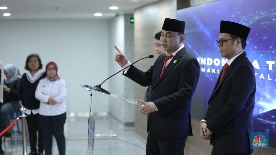 Menkominfo Budi Arie Setiadi menyapa wartawan di lobby utama Gedung Kementerian Komunikasi dan Informatika (Kominfo) di Jakarta, Senin (17/7/2023). (CNBC Indonesia/Tri Susilo)