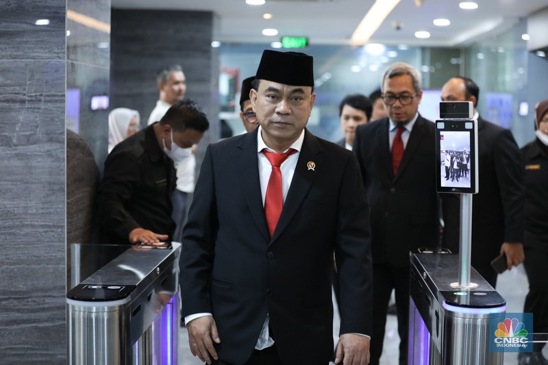 Menkominfo Budi Arie Setiadi menyapa wartawan di lobby utama Gedung Kementerian Komunikasi dan Informatika (Kominfo) di Jakarta, Senin (17/7/2023). (CNBC Indonesia/Tri Susilo) Menkominfo Budi Arie Setiadi menyapa wartawan di lobby utama Gedung Kementerian Komunikasi dan Informatika (Kominfo) di Jakarta, Senin (17/7/2023). (CNBC Indonesia/Tri Susilo)