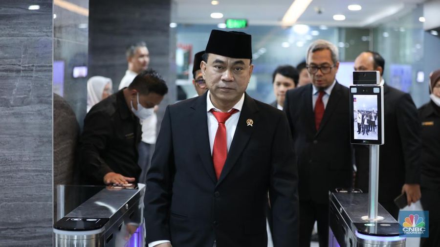 Menkominfo Budi Arie Setiadi menyapa wartawan di lobby utama Gedung Kementerian Komunikasi dan Informatika (Kominfo) di Jakarta, Senin (17/7/2023). (²©²ÊÍøÕ¾/Tri Susilo)
