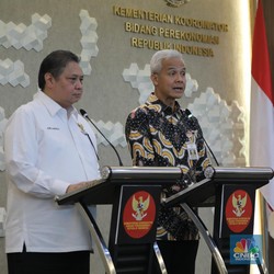 Terbaik Soal KUR, Ganjar Dapat Penghargaan dari Airlangga!