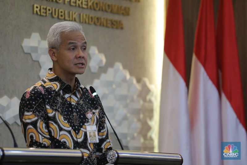 Menteri Koordinator Bidang Perekonomian RI, Airlangga Hartarto (kiri) dan Gubernur Provinsi Jawa Tengah Ganjar Pranowo (kanan) Konferensi Pers terkait program Proyek Strategis Nasional (PSN) Provinsi Jawa Tengah di Gedung Ali Wardhana, Kementerian Perekonomian, Jakarta, Senin (17/7/2023). (CNBC Indonesia/Faisal Rahman)