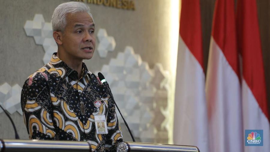 Menteri Koordinator Bidang Perekonomian RI, Airlangga Hartarto (kiri) dan Gubernur Provinsi Jawa Tengah Ganjar Pranowo (kanan) Konferensi Pers terkait program Proyek Strategis Nasional (PSN) Provinsi Jawa Tengah di Gedung Ali Wardhana, Kementerian Perekonomian, Jakarta, Senin (17/7/2023). (վ/Faisal Rahman)