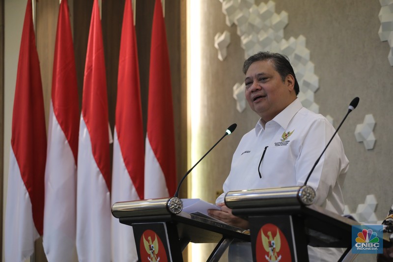 Menteri Koordinator Bidang Perekonomian RI, Airlangga Hartarto (kiri) dan Gubernur Provinsi Jawa Tengah Ganjar Pranowo (kanan) Konferensi Pers terkait program Proyek Strategis Nasional (PSN) Provinsi Jawa Tengah di Gedung Ali Wardhana, Kementerian Perekonomian, Jakarta, Senin (17/7/2023). Menteri Koordinator Bidang Perekonomian RI, Airlangga Hartarto (kiri) dan Gubernur Provinsi Jawa Tengah Ganjar Pranowo (kanan) Konferensi Pers terkait program Proyek Strategis Nasional (PSN) Provinsi Jawa Tengah di Gedung Ali Wardhana, Kementerian Perekonomian, Jakarta, Senin (17/7/2023). (CNBC Indonesia/Faisal Rahman)