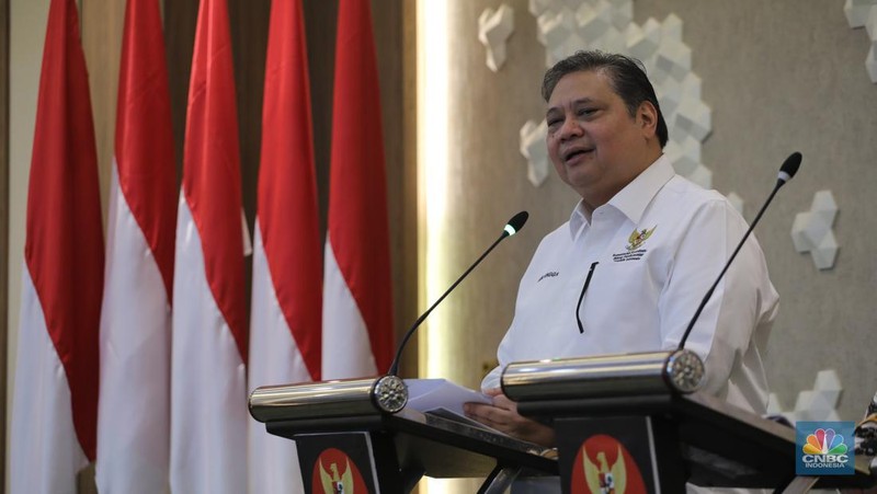 Menteri Koordinator Bidang Perekonomian RI, Airlangga Hartarto (kiri) dan Gubernur Provinsi Jawa Tengah Ganjar Pranowo (kanan) Konferensi Pers terkait program Proyek Strategis Nasional (PSN) Provinsi Jawa Tengah di Gedung Ali Wardhana, Kementerian Perekonomian, Jakarta, Senin (17/7/2023). (CNBC Indonesia/Faisal Rahman)