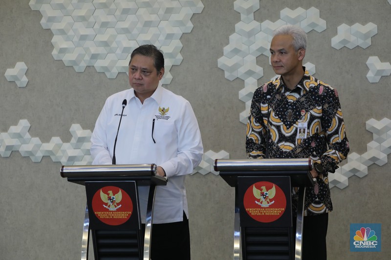 Menteri Koordinator Bidang Perekonomian RI, Airlangga Hartarto (kiri) dan Gubernur Provinsi Jawa Tengah Ganjar Pranowo (kanan) Konferensi Pers terkait program Proyek Strategis Nasional (PSN) Provinsi Jawa Tengah di Gedung Ali Wardhana, Kementerian Perekonomian, Jakarta, Senin (17/7/2023). Menteri Koordinator Bidang Perekonomian RI, Airlangga Hartarto (kiri) dan Gubernur Provinsi Jawa Tengah Ganjar Pranowo (kanan) Konferensi Pers terkait program Proyek Strategis Nasional (PSN) Provinsi Jawa Tengah di Gedung Ali Wardhana, Kementerian Perekonomian, Jakarta, Senin (17/7/2023). (CNBC Indonesia/Faisal Rahman)
