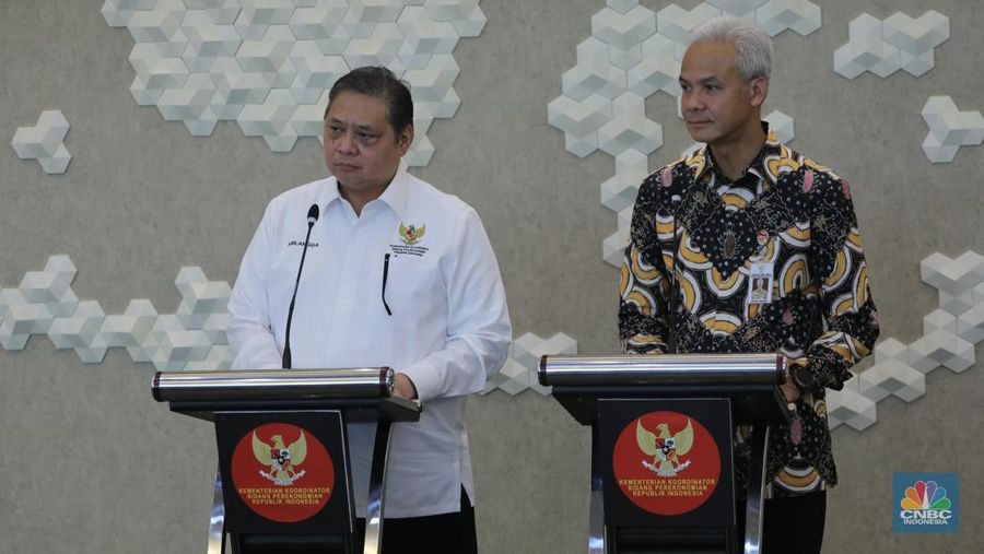 Menteri Koordinator Bidang Perekonomian RI, Airlangga Hartarto (kiri) dan Gubernur Provinsi Jawa Tengah Ganjar Pranowo (kanan) Konferensi Pers terkait program Proyek Strategis Nasional (PSN) Provinsi Jawa Tengah di Gedung Ali Wardhana, Kementerian Perekonomian, Jakarta, Senin (17/7/2023). (վ/Faisal Rahman)