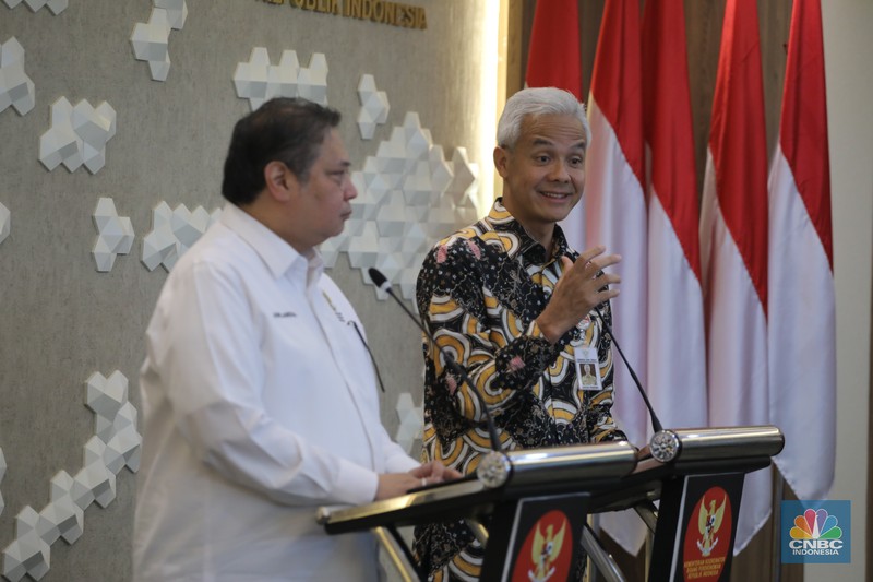 Menteri Koordinator Bidang Perekonomian RI, Airlangga Hartarto (kiri) dan Gubernur Provinsi Jawa Tengah Ganjar Pranowo (kanan) Konferensi Pers terkait program Proyek Strategis Nasional (PSN) Provinsi Jawa Tengah di Gedung Ali Wardhana, Kementerian Perekonomian, Jakarta, Senin (17/7/2023). (CNBC Indonesia/Faisal Rahman)