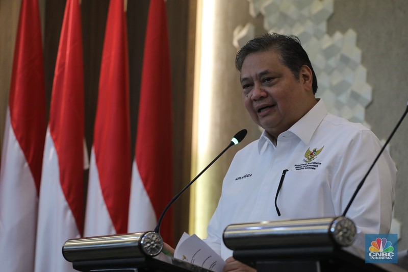 Menteri Koordinator Bidang Perekonomian RI, Airlangga Hartarto (kiri) dan Gubernur Provinsi Jawa Tengah Ganjar Pranowo (kanan) Konferensi Pers terkait program Proyek Strategis Nasional (PSN) Provinsi Jawa Tengah di Gedung Ali Wardhana, Kementerian Perekonomian, Jakarta, Senin (17/7/2023). Menteri Koordinator Bidang Perekonomian RI, Airlangga Hartarto (kiri) dan Gubernur Provinsi Jawa Tengah Ganjar Pranowo (kanan) Konferensi Pers terkait program Proyek Strategis Nasional (PSN) Provinsi Jawa Tengah di Gedung Ali Wardhana, Kementerian Perekonomian, Jakarta, Senin (17/7/2023). (CNBC Indonesia/Faisal Rahman)