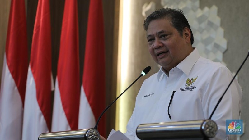Menteri Koordinator Bidang Perekonomian RI, Airlangga Hartarto (kiri) dan Gubernur Provinsi Jawa Tengah Ganjar Pranowo (kanan) Konferensi Pers terkait program Proyek Strategis Nasional (PSN) Provinsi Jawa Tengah di Gedung Ali Wardhana, Kementerian Perekonomian, Jakarta, Senin (17/7/2023). (CNBC Indonesia/Faisal Rahman)