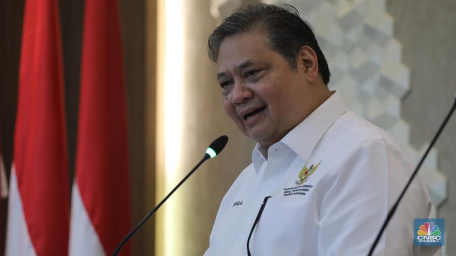 Menteri Koordinator Bidang Perekonomian RI, Airlangga Hartarto (kiri) dan Gubernur Provinsi Jawa Tengah Ganjar Pranowo (kanan) Konferensi Pers terkait program Proyek Strategis Nasional (PSN) Provinsi Jawa Tengah di Gedung Ali Wardhana, Kementerian Perekonomian, Jakarta, Senin (17/7/2023). (²©²ÊÍøÕ¾/Faisal Rahman)