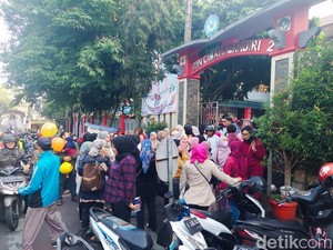 Drama dan Riuh Hari Pertama Sekolah, Sibuk dari Rumah hingga Macet di Jalan