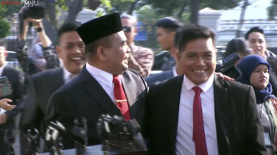 Paiman Raharjo nampak berjalan menuju Istana Negara untuk pelantikan pejabat negara. (Tangkapan Layar Youtube Sekretariat Presiden)