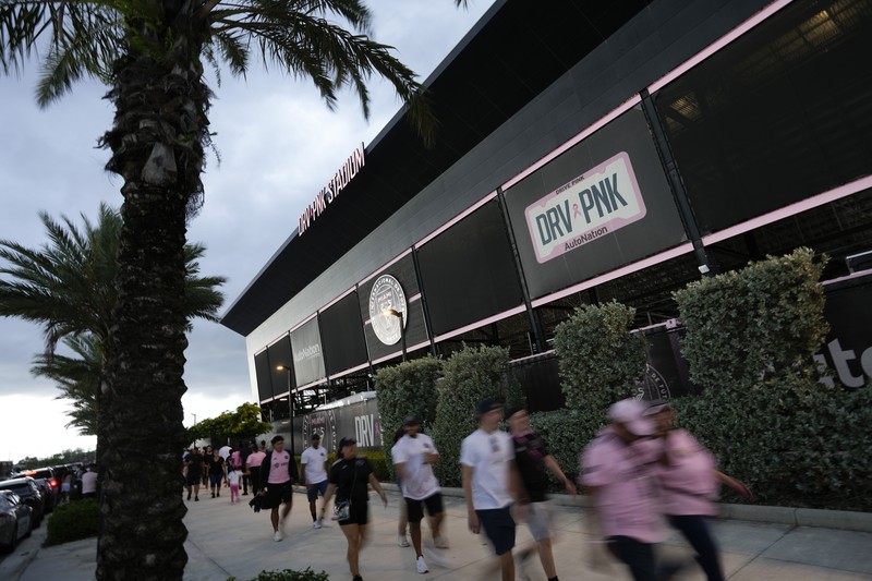 Lionel Messi dari Inter Miami, kiri tengah, memegang jersey tim barunya saat ia berpose dengan rekan pemilik tim Jorge Mas, kiri, Jose Mas, kanan kedua, dan David Beckham, kanan, saat ia diperkenalkan saat perayaan oleh tim di DRV Stadion PNK, Minggu, 16 Juli 2023, di Fort Lauderdale, Florida. Lionel Messi dari Inter Miami, kiri tengah, memegang jersey tim barunya saat ia berpose dengan rekan pemilik tim Jorge Mas, kiri, Jose Mas, kanan kedua, dan David Beckham, kanan, saat ia diperkenalkan saat perayaan oleh tim di DRV Stadion PNK, Minggu, 16 Juli 2023, di Fort Lauderdale, Florida. (AP Photo/Rebecca Blackwell)
