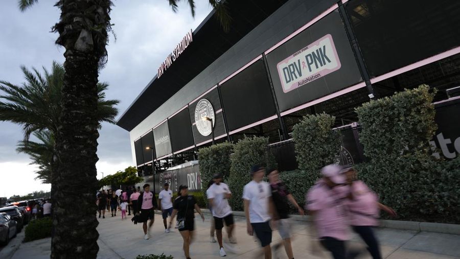 Lionel Messi dari Inter Miami, kiri tengah, memegang jersey tim barunya saat ia berpose dengan rekan pemilik tim Jorge Mas, kiri, Jose Mas, kanan kedua, dan David Beckham, kanan, saat ia diperkenalkan saat perayaan oleh tim di DRV Stadion PNK, Minggu, 16 Juli 2023, di Fort Lauderdale, Florida. (AP Photo/Rebecca Blackwell)