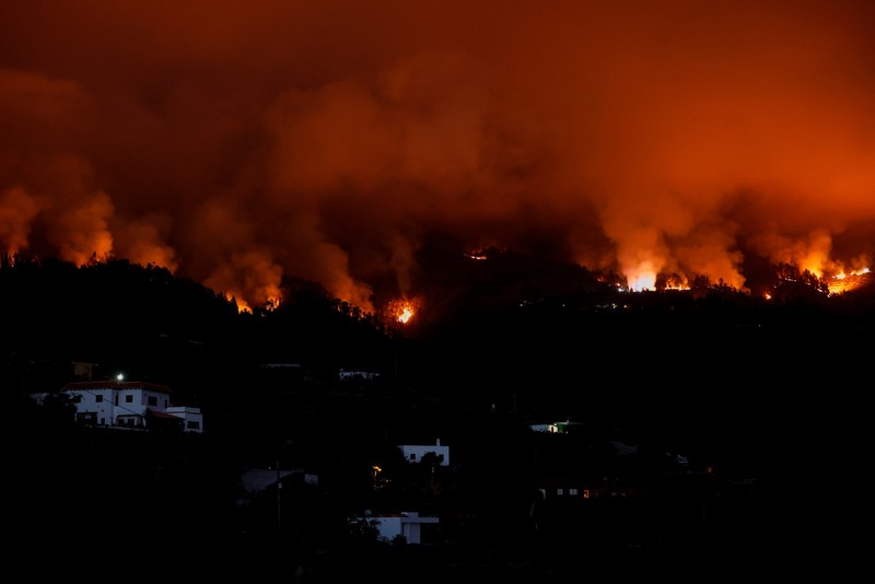 Petugas pemadam kebakaran hutan EIRIF bekerja selama pemadaman kebakaran Tijarafe di Pulau Canary La Palma, Spanyol 16 Juli 2023. (REUTERS/Borja Suarez)