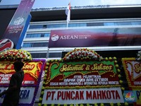 Penampakan Kantor Kominfo Seketika Dipenuhi Karangan Bunga