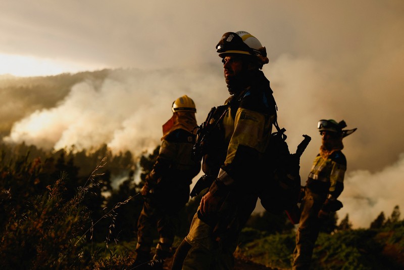 Petugas pemadam kebakaran hutan EIRIF bekerja selama pemadaman kebakaran Tijarafe di Pulau Canary La Palma, Spanyol 16 Juli 2023. (REUTERS/Borja Suarez)